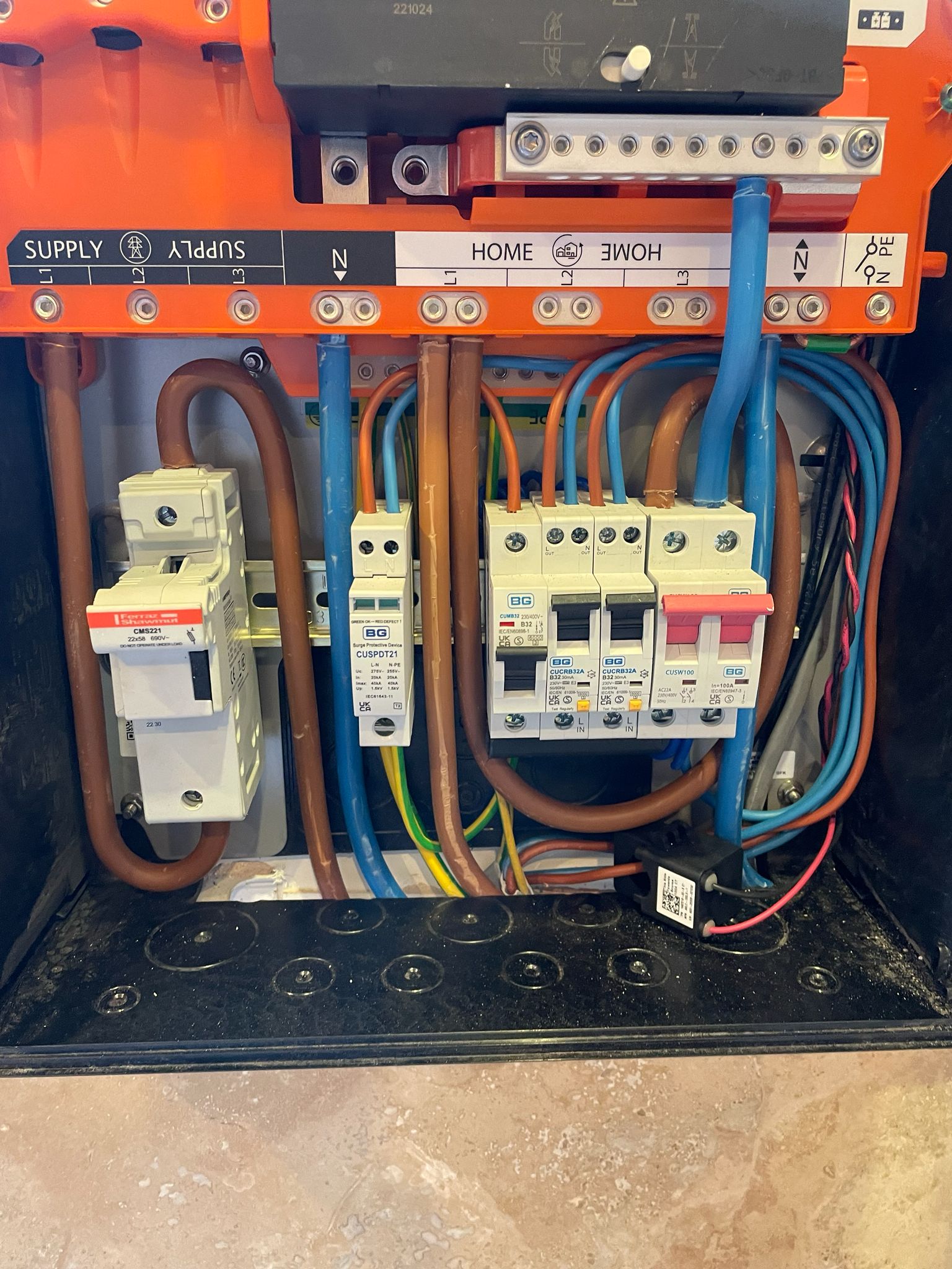 Three-phase BG supply board with RCBOs and busbar