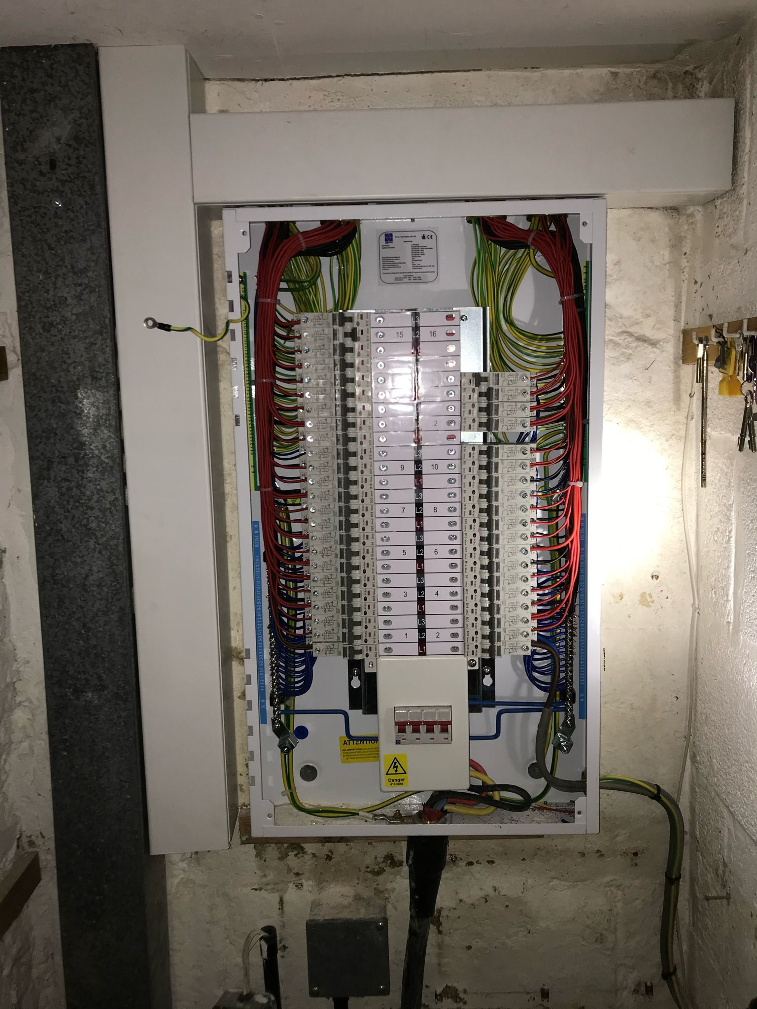 Consumer unit installation with neat three-phase wiring